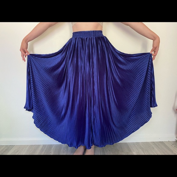 Metalic Pleated Maxi Skirt - Picture 2 of 2